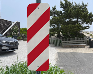 right side delineator reflective sign with red and white stripes