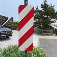 Right side delineator reflective sign with red and white stripes